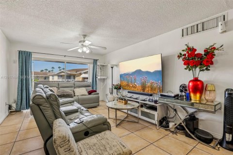 Condo in Doral, Florida, 2 bedrooms  № 2186069 - photo 9