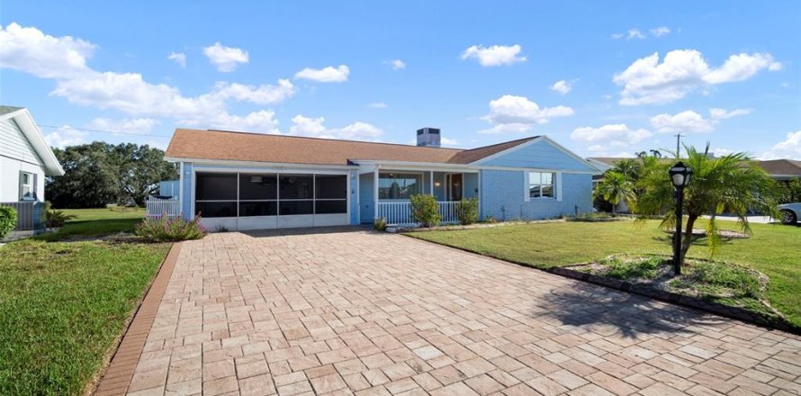 House in Sun City Center, Florida 2 bedrooms, 172.05 sq.m. № 2213793