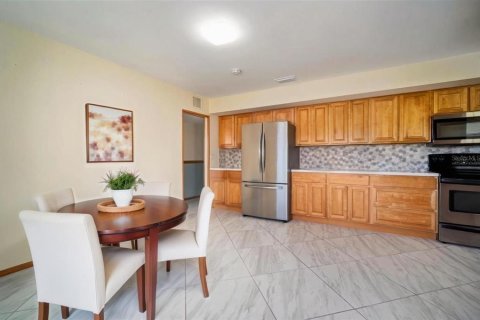 House in Sun City Center, Florida 2 bedrooms, 172.05 sq.m. № 2213793 - photo 8