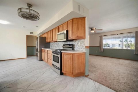 House in Sun City Center, Florida 2 bedrooms, 172.05 sq.m. № 2213793 - photo 7