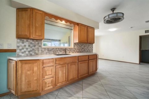 House in Sun City Center, Florida 2 bedrooms, 172.05 sq.m. № 2213793 - photo 14