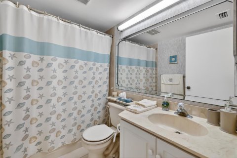 Condo in Jensen Beach, Florida, 2 bedrooms № 2178800 - photo 17