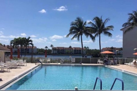 Condo in Jensen Beach, Florida, 2 bedrooms № 2178800 - photo 28
