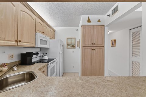 Condo in Jensen Beach, Florida, 2 bedrooms № 2178800 - photo 6