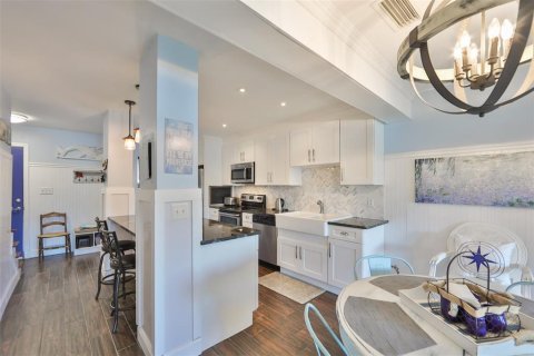 Condo in Saint Petersburg, Florida, 2 bedrooms  № 1335132 - photo 11