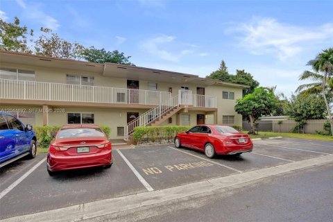 Condo à Margate, Floride, 2 chambres  № 2250875