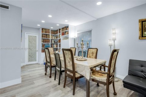 House in Tamarac, Florida 3 bedrooms, 103.21 sq.m. № 2021101 - photo 5