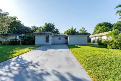 House in Tamarac, Florida 3 bedrooms, 103.21 sq.m. № 2021101 - photo 11