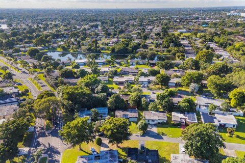 House in Tamarac, Florida 3 bedrooms, 103.21 sq.m. № 2021101 - photo 13