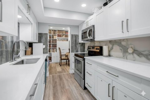 House in Tamarac, Florida 3 bedrooms, 103.21 sq.m. № 2021101 - photo 3