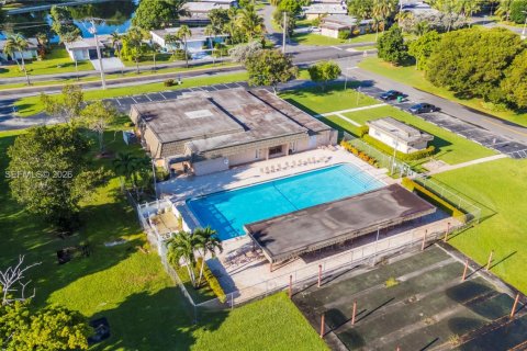 House in Tamarac, Florida 3 bedrooms, 103.21 sq.m. № 2021101 - photo 15