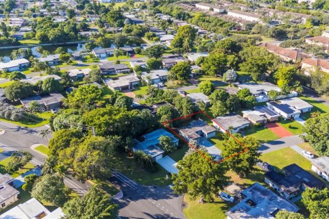 House in Tamarac, Florida 3 bedrooms, 103.21 sq.m. № 2021101 - photo 14