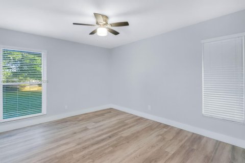 House in Tamarac, Florida 3 bedrooms, 103.21 sq.m. № 2021101 - photo 6