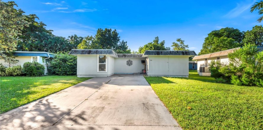 House in Tamarac, Florida 3 bedrooms, 103.21 sq.m. № 2021101