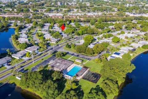 House in Tamarac, Florida 3 bedrooms, 103.21 sq.m. № 2021101 - photo 16