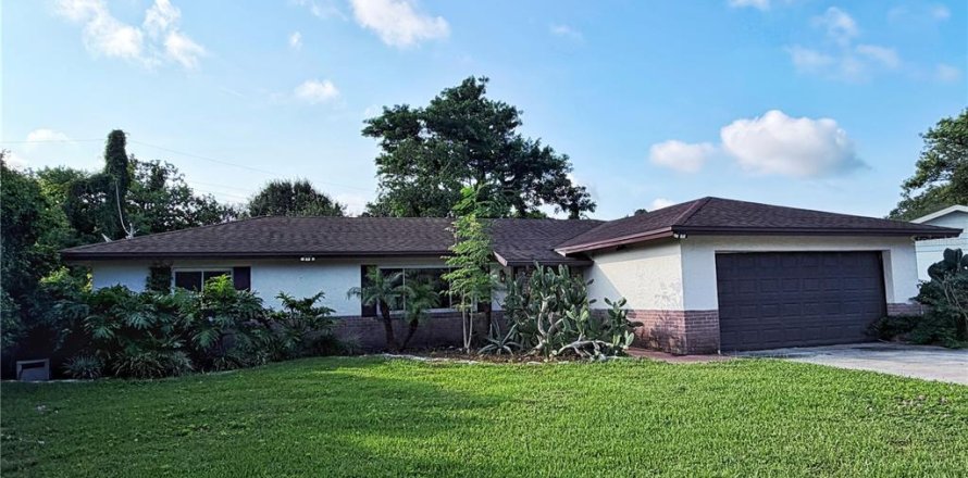 House in Winter Park, Florida 3 bedrooms, 149.94 sq.m. № 2273111