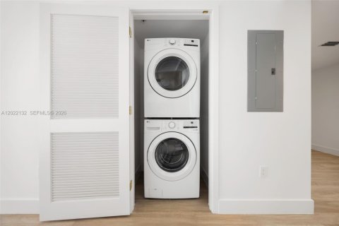 Condo in Miami, Florida, 1 bedroom  № 2086353 - photo 12