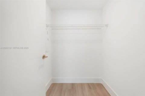 Condo in Miami, Florida, 1 bedroom  № 2086353 - photo 8