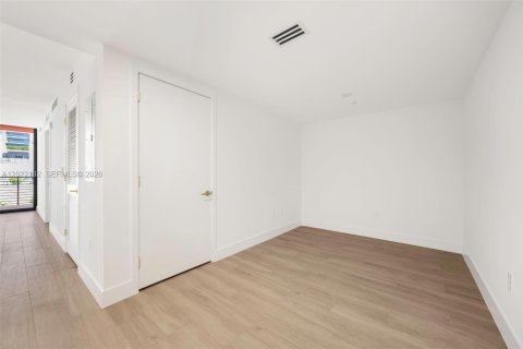 Condo in Miami, Florida, 1 bedroom  № 2086353 - photo 9