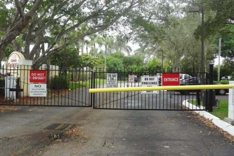 Condo in Plantation, Florida, 1 bedroom  № 2000812 - photo 26