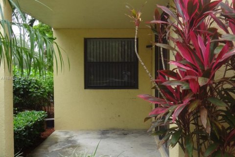 Condo in Plantation, Florida, 1 bedroom  № 2000812 - photo 12