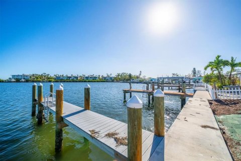 House in Holmes Beach, Florida 2 bedrooms, 90.86 sq.m. № 1717663 - photo 17
