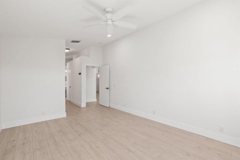 House in Lake Worth, Florida 3 bedrooms, 174.01 sq.m. № 2417984 - photo 20