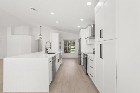 House in Lake Worth, Florida 3 bedrooms, 174.01 sq.m. № 2417984 - photo 7