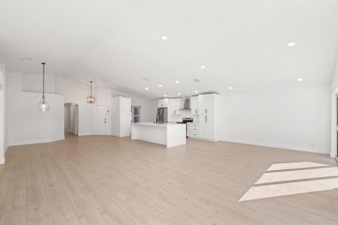 House in Lake Worth, Florida 3 bedrooms, 174.01 sq.m. № 2417984 - photo 15