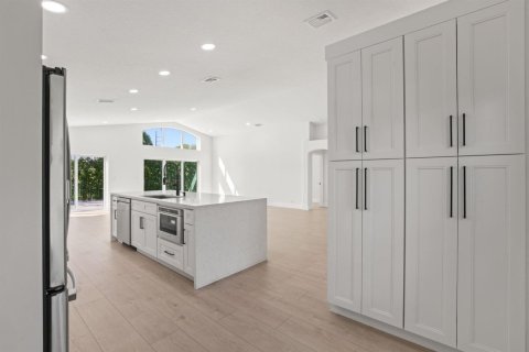 House in Lake Worth, Florida 3 bedrooms, 174.01 sq.m. № 2417984 - photo 11