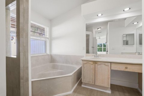 House in Lake Worth, Florida 3 bedrooms, 174.01 sq.m. № 2417984 - photo 22