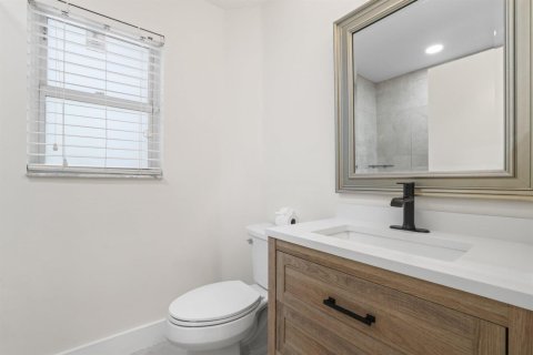 House in Lake Worth, Florida 3 bedrooms, 174.01 sq.m. № 2417984 - photo 29