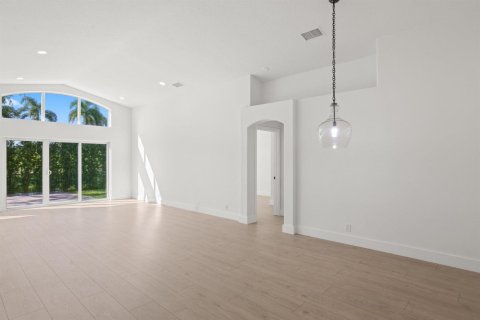 House in Lake Worth, Florida 3 bedrooms, 174.01 sq.m. № 2417984 - photo 13
