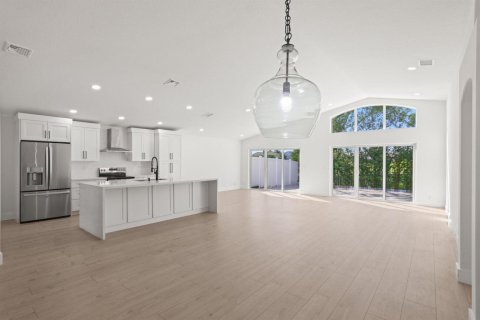 House in Lake Worth, Florida 3 bedrooms, 174.01 sq.m. № 2417984 - photo 5