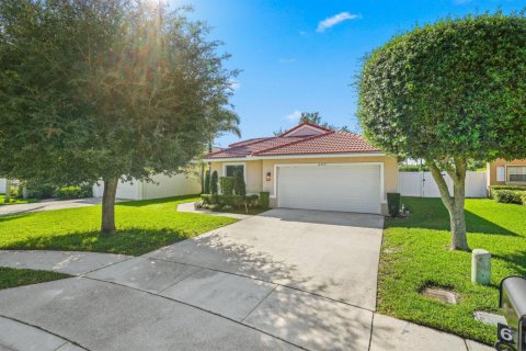 House in Lake Worth, Florida 3 bedrooms, 174.01 sq.m. № 2417984 - photo 3