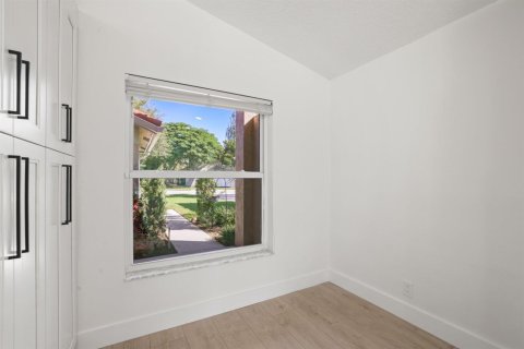 House in Lake Worth, Florida 3 bedrooms, 174.01 sq.m. № 2417984 - photo 12