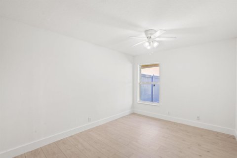 House in Lake Worth, Florida 3 bedrooms, 174.01 sq.m. № 2417984 - photo 25