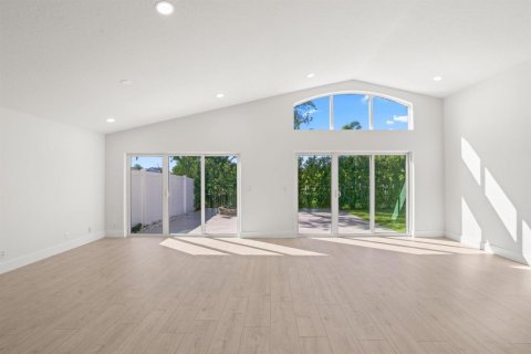 House in Lake Worth, Florida 3 bedrooms, 174.01 sq.m. № 2417984 - photo 18