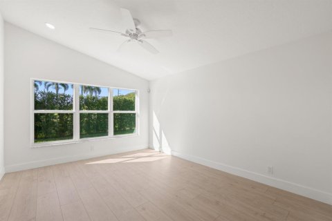 House in Lake Worth, Florida 3 bedrooms, 174.01 sq.m. № 2417984 - photo 19