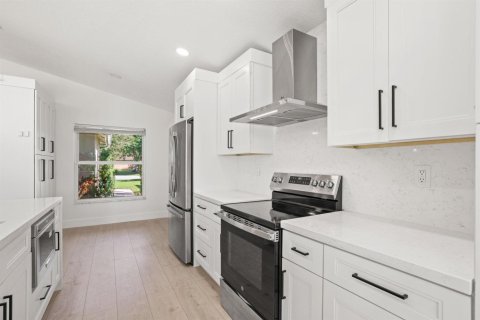 House in Lake Worth, Florida 3 bedrooms, 174.01 sq.m. № 2417984 - photo 8