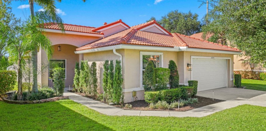 House in Lake Worth, Florida 3 bedrooms, 174.01 sq.m. № 2417984