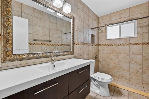 House in Hialeah, Florida 3 bedrooms, 107.3 sq.m. № 2010398 - photo 25