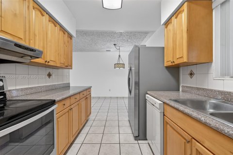 House in Hialeah, Florida 3 bedrooms, 107.3 sq.m. № 2010398 - photo 6