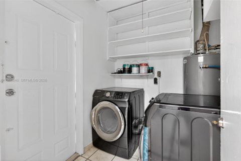 House in Hialeah, Florida 3 bedrooms, 107.3 sq.m. № 2010398 - photo 16