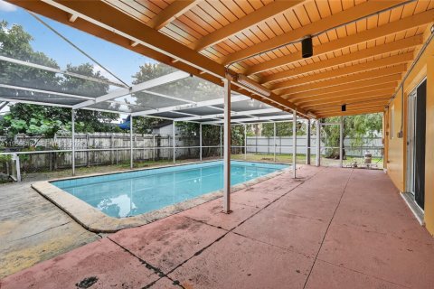 House in Hialeah, Florida 3 bedrooms, 107.3 sq.m. № 2010398 - photo 29