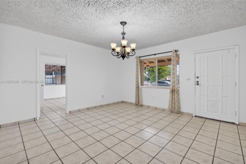 House in Hialeah, Florida 3 bedrooms, 107.3 sq.m. № 2010398 - photo 12