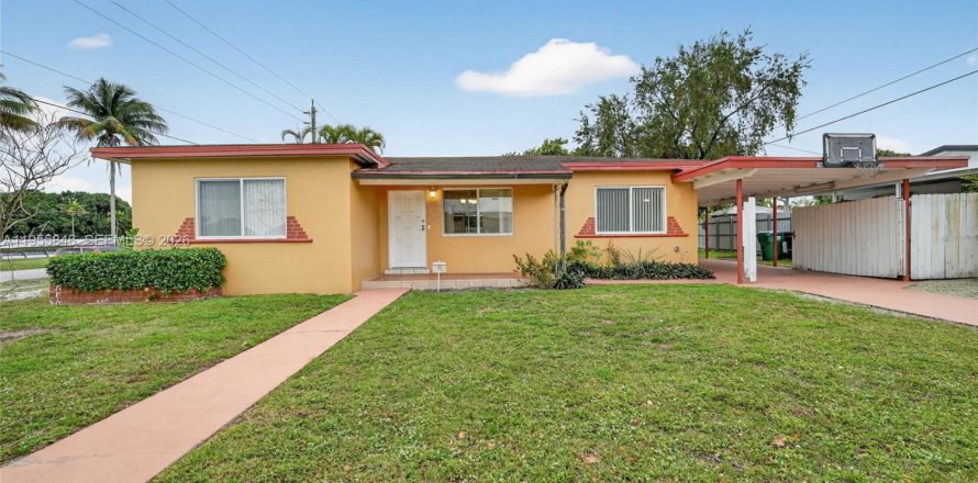 House in Hialeah, Florida 3 bedrooms, 107.3 sq.m. № 2010398