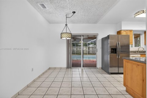 House in Hialeah, Florida 3 bedrooms, 107.3 sq.m. № 2010398 - photo 11