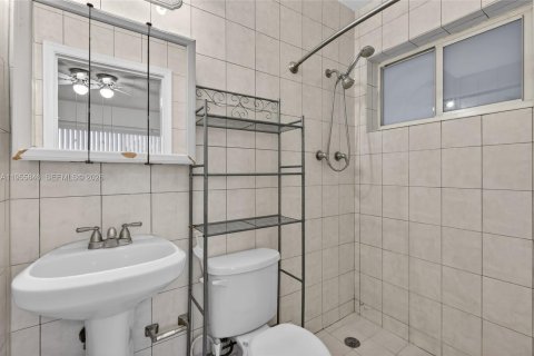 House in Hialeah, Florida 3 bedrooms, 107.3 sq.m. № 2010398 - photo 17