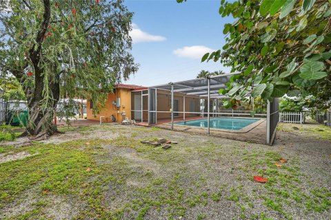House in Hialeah, Florida 3 bedrooms, 107.3 sq.m. № 2010398 - photo 4